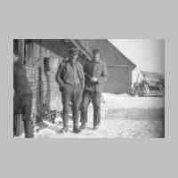 012-0016 Friederikenruh. Friedrich Hess und Walter Schuleit im Hof von Gustav Schoen im Jahre 1943 .jpg